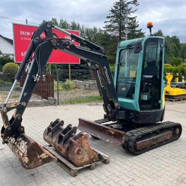 Yanmar VIO 25-4 avec 3 godets