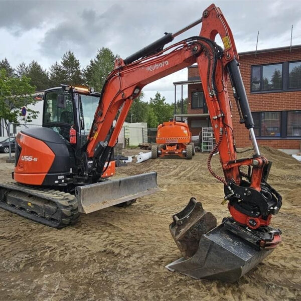 Kubota U56-5 + Rototilt + 3 godets