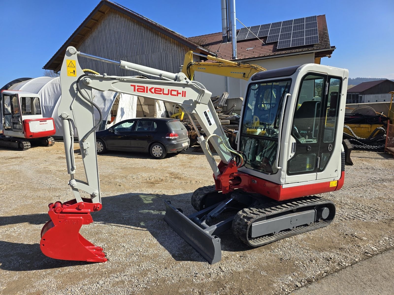 4058-2e880924a0638c835662a916dd6cf05a-5308644-0vb-4.jpg Takeuchi TB 125 avec 3 godets – Image 1