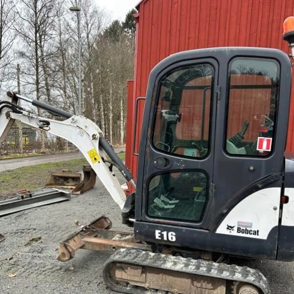 Bobcat E16 avec 4 godets