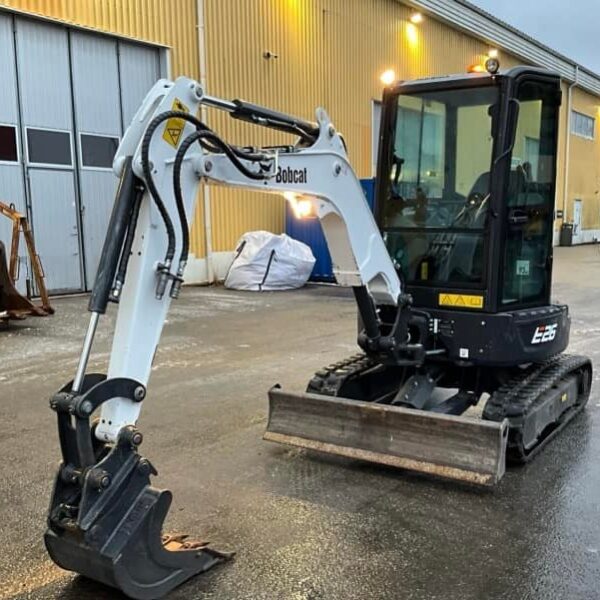 Bobcat E26 avec 3 godets