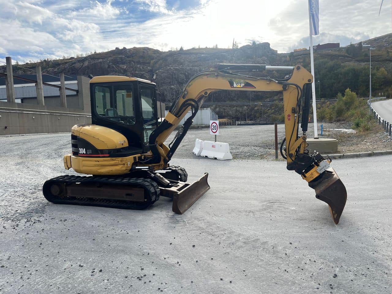 476352883_598347552998022_3742369098388847439_n-2.jpg Caterpillar 304CR avec rotortilt  et 3 godets – Image 1