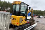 Caterpillar 302CR avec engcon et remorque
