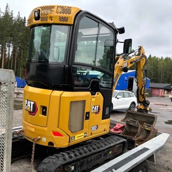Caterpillar 302CR avec engcon et remorque