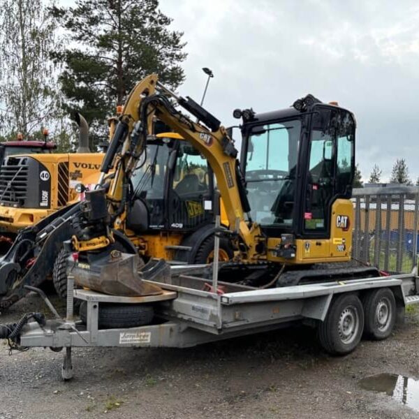 Caterpillar 302cr avec engcon et remorque