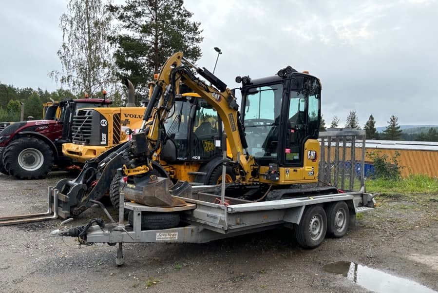 481259295_613968424769268_4525500726172004373_n-4.jpg Caterpillar 302cr avec engcon et remorque – Image 1