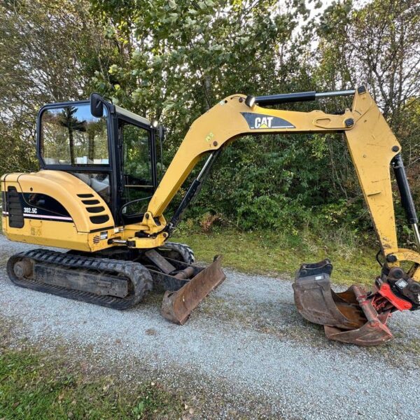Caterpillar 302.5C avec 3 godets