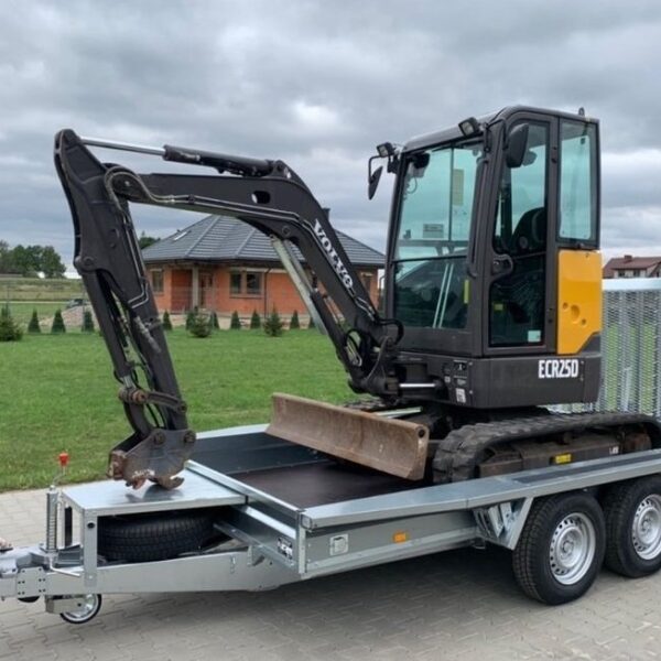 Volvo ECR25D avec 3 godets et Remorque