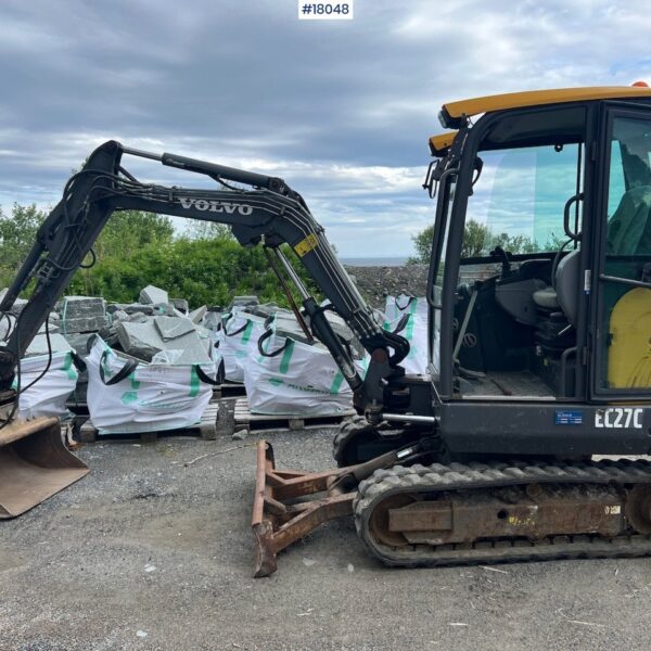 Volvo EC 27C avec 4 godets
