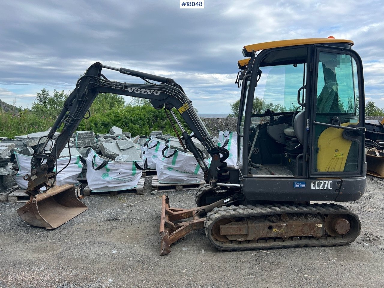 Volvo-EC27C-Norvege_8782_9365637691962-3.jpg Volvo EC 27C avec 4 godets – Image 1