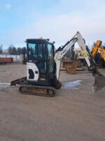 Bobcat E20 + 3 godets – Image 2