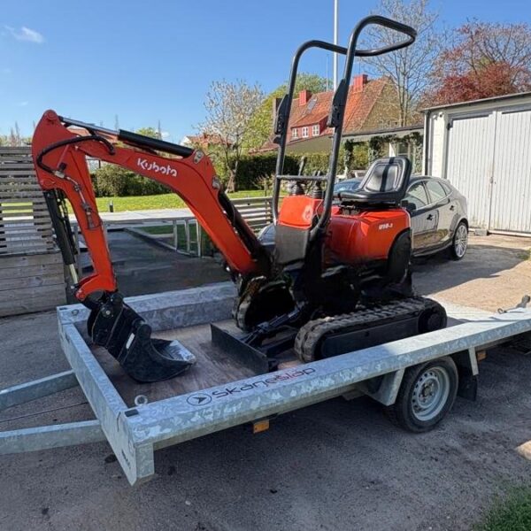 Kubota U10-3 avec remorque et 3 godets