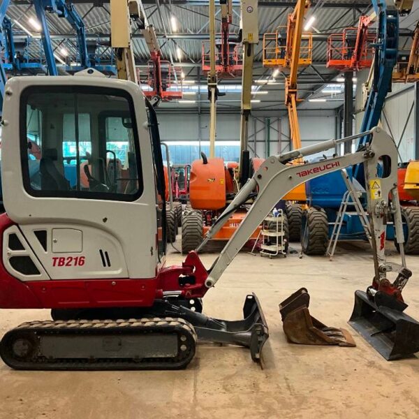 Takeuchi TB216 avec 3 godets